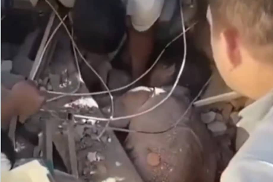 Imagen del video de rescate en Cali de una madre y su bebé de 6 meses tras el terremoto en Colombia.