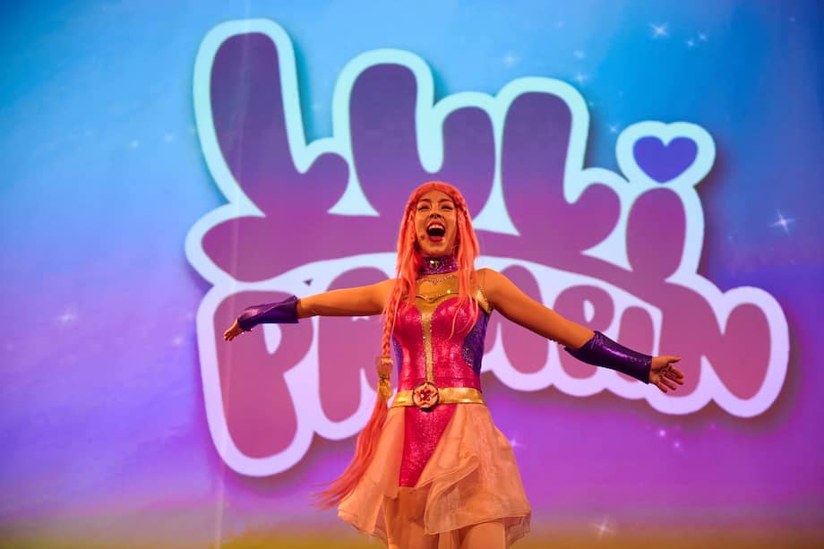 En sus presentaciones, Luli Pampín, combina música, baile, actuación y pedagogía infantil.