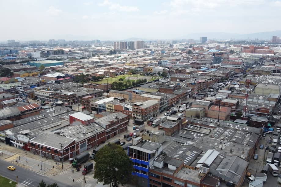 Reúsa y Revitaliza, busca atraer proyectos de vivienda, comercio, equipamientos mixtos e industrias creativas a partir del reúso de infraestructuras con alto potencial hoy en desuso o abandono. El programa se inscribe en la Actuación Estratégica ZIBo, recientemente adoptada, y se concentra en un polígono de 106,43 hectáreas dentro de las 541 hectáreas que conforman esta zona occidente de la ciudad.