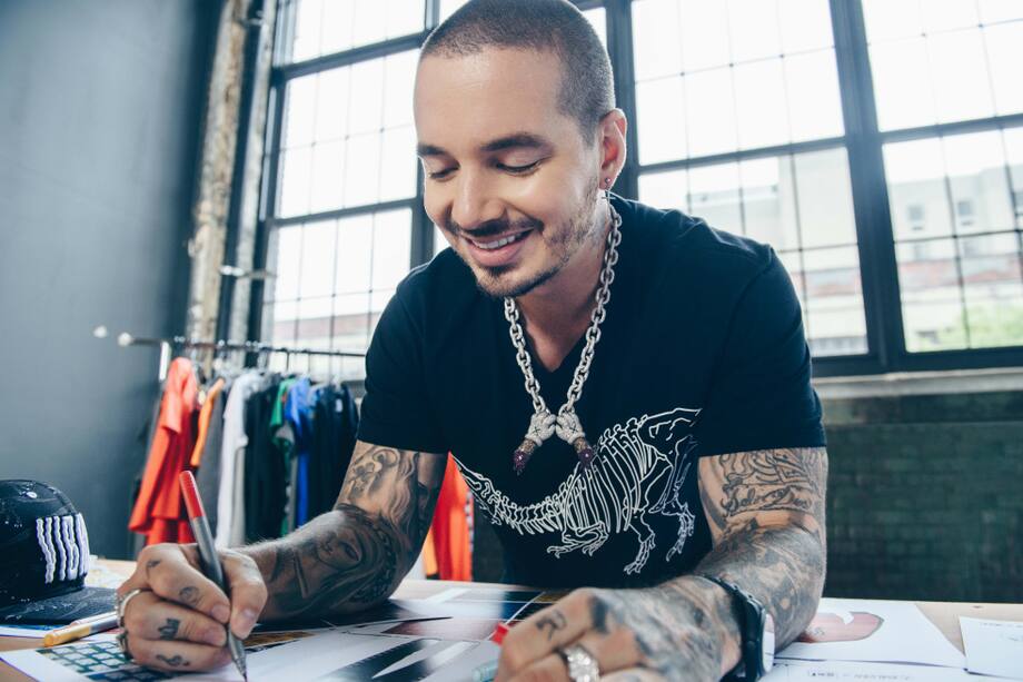 J Balvin asistió al pase con el pelo teñido de varios colores.
/ Cortesía