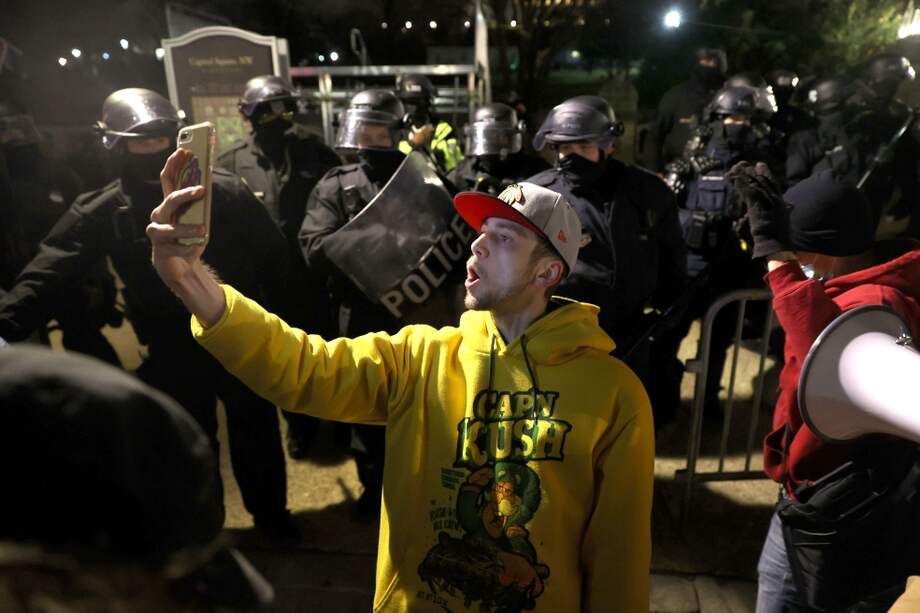 Muchos manifestantes se hicieron selfies y videos durante la violenta toma del Capitolio. Así fueron identificados por sus empleadores, que comienzan a despedirlos.