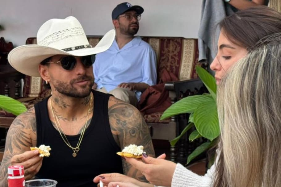 La prensa nacional e internacional, junto a creadores de contenido, fueron recibidos en la casa de descanso del cantante para escuchar, en exclusiva, previo a su concierto en la Plaza Botero de Medellín, cuatro canciones de ‘Loco x volver’, su proyecto más personal.