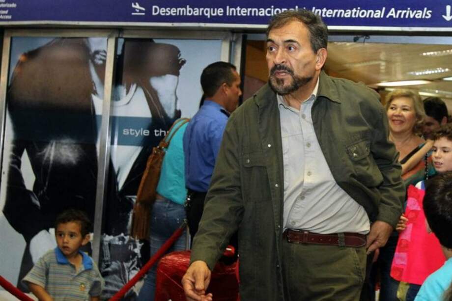 Diplomático paraguayo Víctor Casartelli llega al aeropuerto de Asunción./EFE