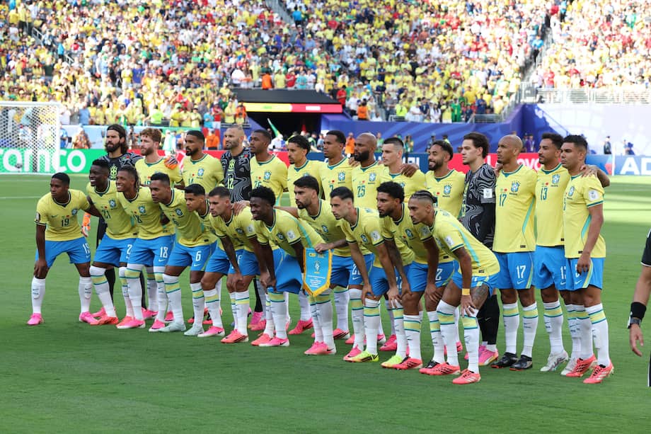 Jugadores de Brasil en su partido debut contra Marruecos.
