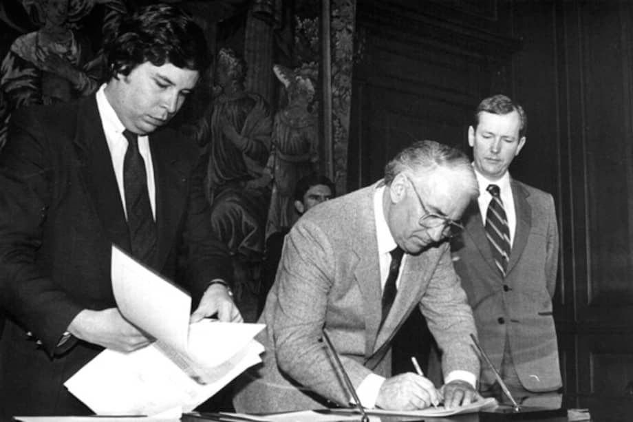 Víctor G. Ricardo tomando posesión como Secretario general de la Presidencia de la República, ante el entonces primer mandatario, Belisario Betancur. / Cortesía