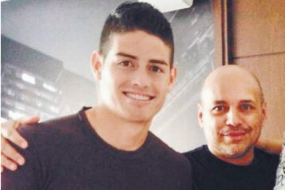 James Rodríguez en compañía de su padre adoptivo Juan Carlos Restrepo.