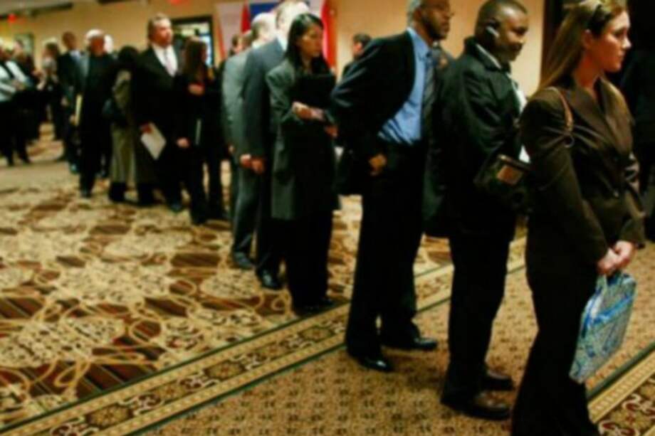 Solicitudes de subsidio de desempleo en EE.UU. aumentan más de lo previsto