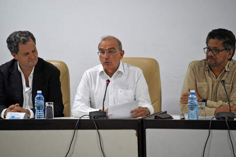 Sergio Jaramillo, comisionado de paz; Humberto de la Calle, jefe de la delegación de paz del Gobierno, e “Iván Márquez”, vocero de la delegación de paz de las Farc. / AFP