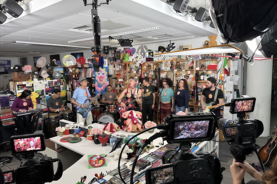 En esta ocasión, la banda estuvo acompañada por Leonardo Castiblanco en guitarra, Lindy Sánchez en teclados y Jonathan Lacouture en batería, además de coristas invitadas que reforzaron el sonido acústico.