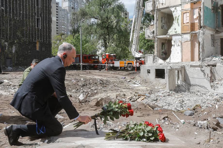 Un diplomático extranjero deposita flores en el lugar donde Rusia atacó una zona residencial en Kiev.