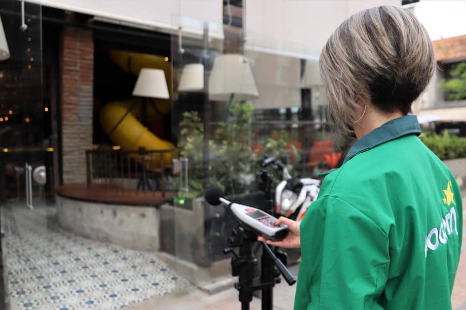 Durante el día, los establecimientos no pueden superar los 70 decibelios, en la noche el límite de ruido es de 60 decibelios.