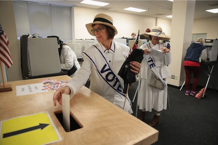 Electores en Des Moines, Iowa, acuden a los centros de votación anticipada para cuerpos colegidos en los Estados Unidos, donde el número de candidatas supera el récord histórico. Pero ¿serán elegidas? / Scott Olson/Getty Images/AFP