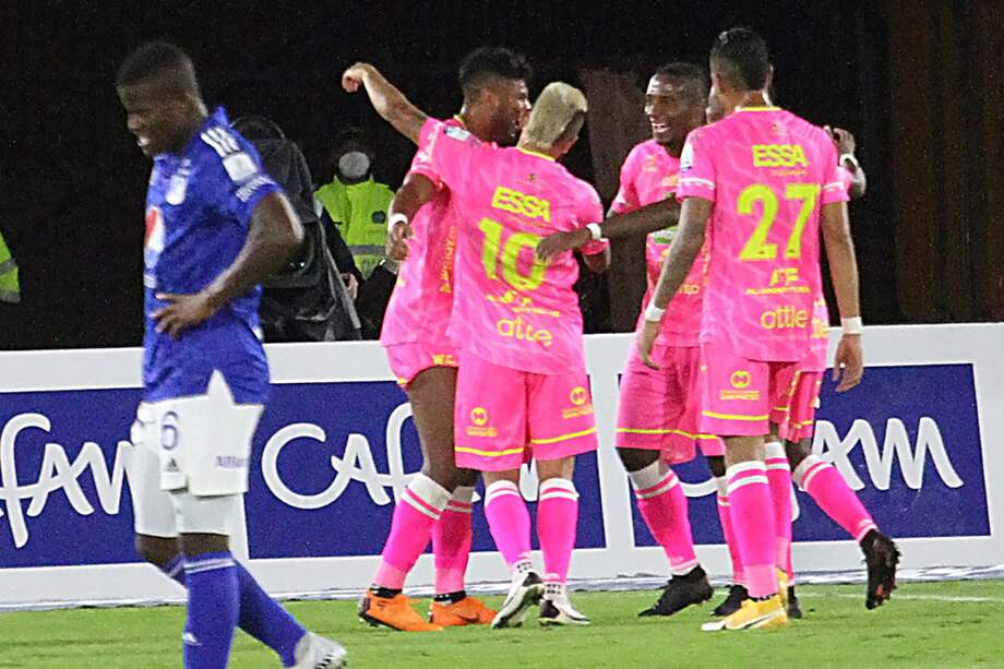 El equipo visitante festeja el gol de Jairo Molina.