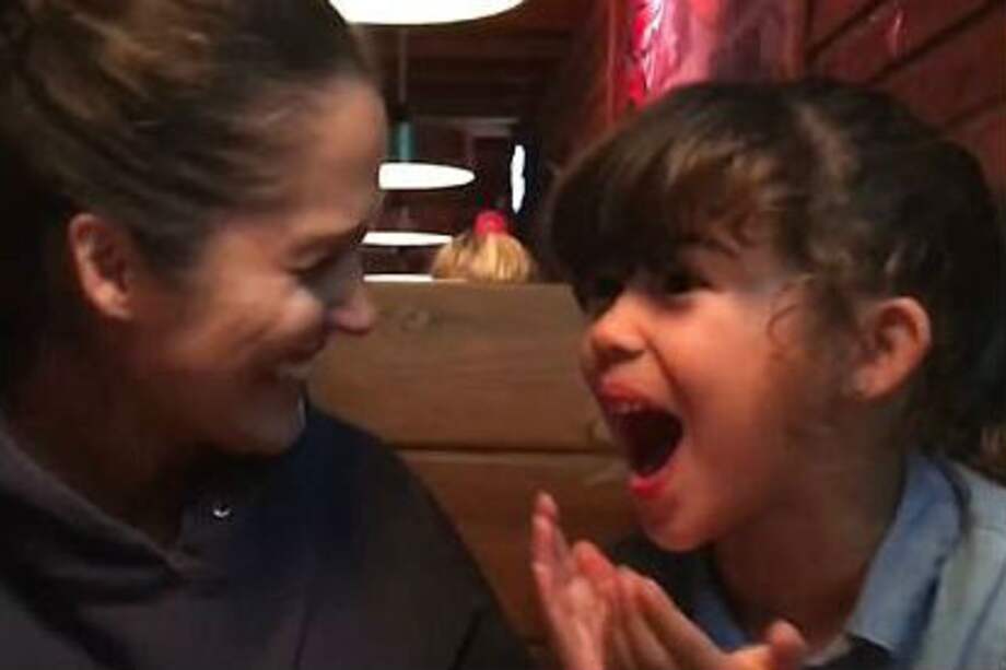 La tierna reacción de una niña al enterarse que tendrá una hermana