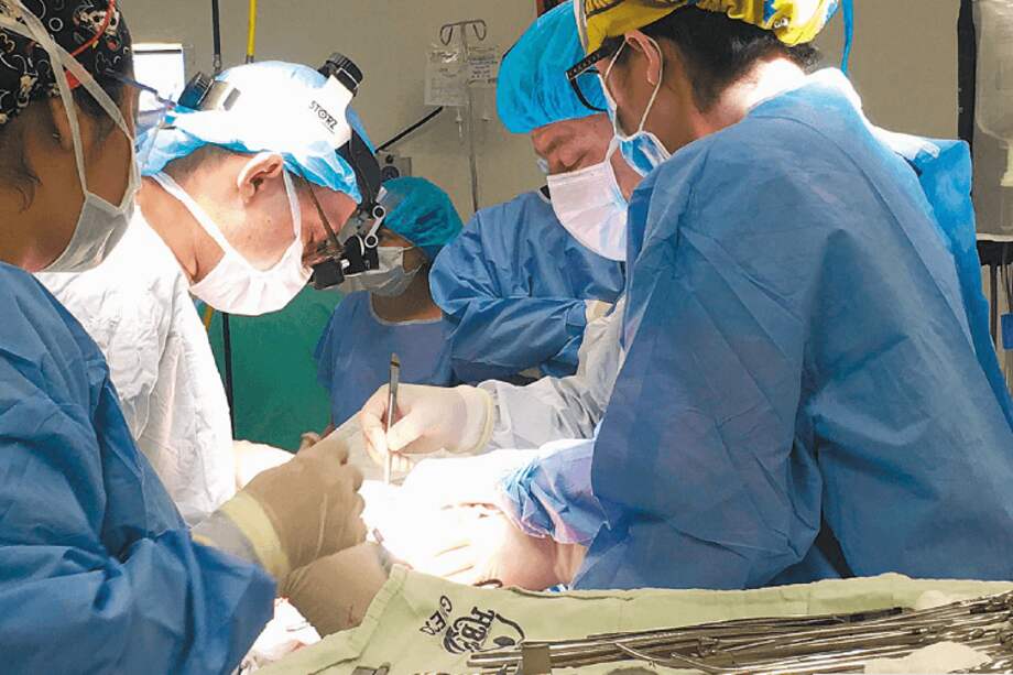 El cirujano Jimmy Gallego asumió el caso de Luz Dary Riascos, al encontrar que sí existía opción quirúrgica. / Cortesía.