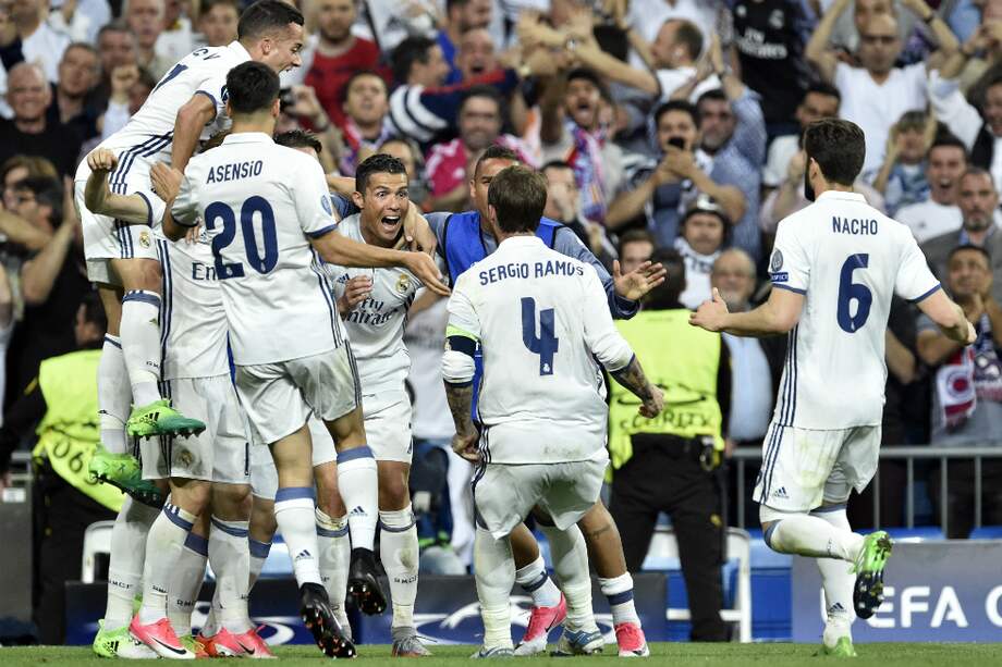 Los jugadores de Real Madrid festejan uno de los goles que anotó Cristiano Ronaldo en la victoria sobre Bayern Múnich, este martes, en el Santiago Bernabéu. / AFP