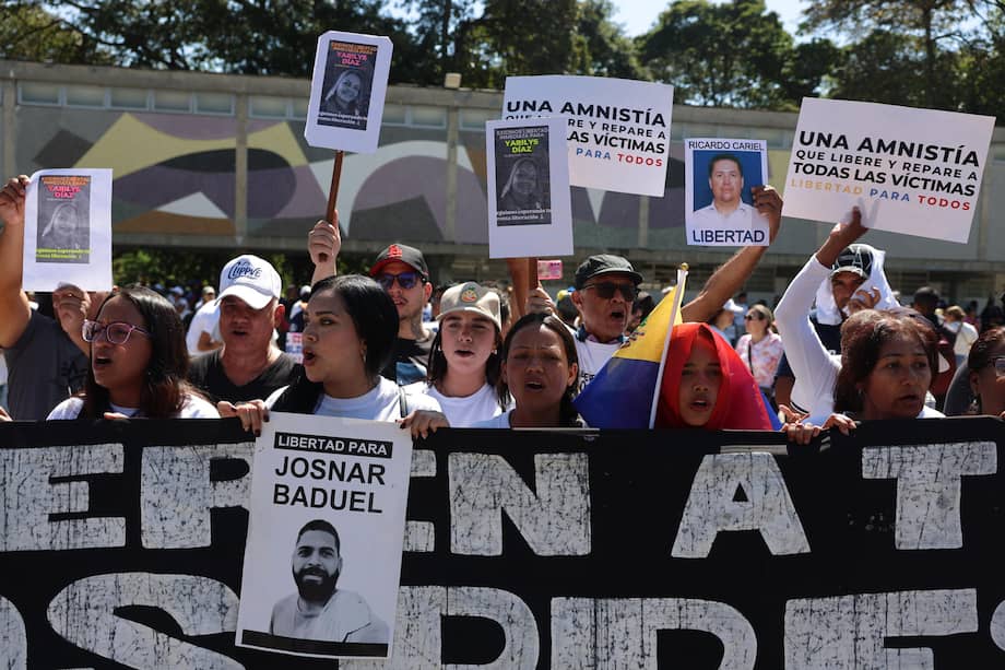 Personas marchan en Caracas por el Día de la Juventud con pancartas mientras distintos grupos —chavismo y estudiantes universitarios— conmemoran la jornada en medio del debate sobre una posible ley de amnistía para presos políticos en la Asamblea Nacional de Venezuela.