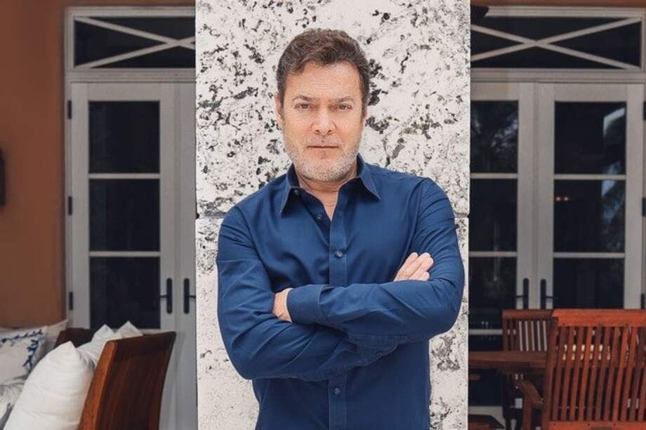 Juan Carlos Botero ganó en 1986 el Premio Juan Rulfo de Cuento con "El encuentro". En 1990 ganó el XIX Concurso Latinoamericano de Cuento, en México con "El descenso". Es autor de las obras literarias "La semilla del tiempo" (epifanios) (1992), "Las ventanas y las voces" (1998), "La sentencia" (2002), "El arrecife" (2006) y "El idioma de las nubes" (2007).