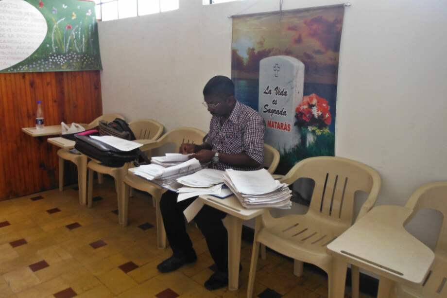 Temístocles Machado, líder de Buenaventura asesinado, con los documentos de su archivo. / Cortesía CNMH