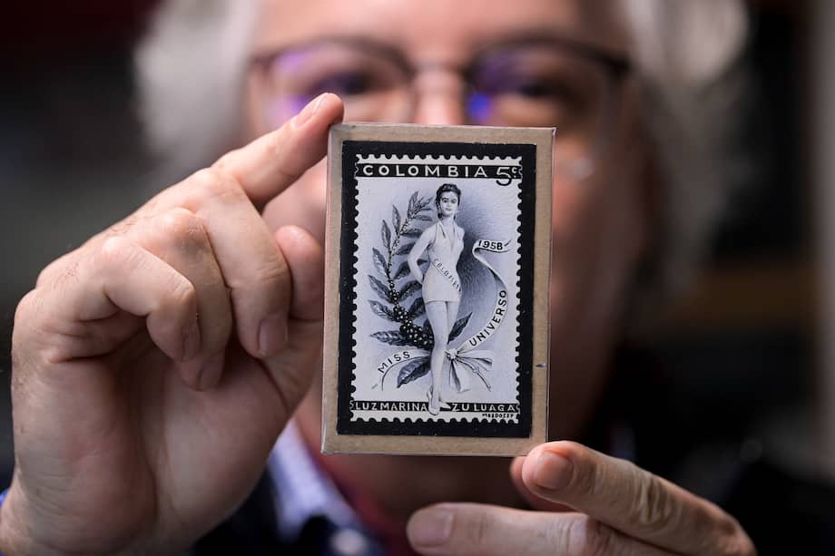 Los filatelistas son las personas que coleccionan estampillas. Las estampillas, para quienes no las distinguen, son esos pequeños sellos que, por cerca de 150 años, se pegaban a las cartas para indicar que el correo estaba pagado.