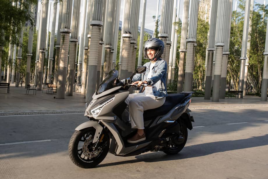 La JET EVO 150 incorpora un motor de 150 cc con inyección electrónica, refrigeración líquida y un sistema de cuatro válvulas.