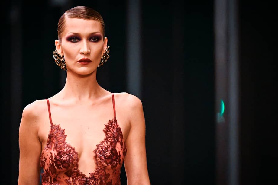 La modelo estadounidense Bella Hadid presenta una creación de Saint Laurent para el desfile de la colección prêt-à-porter otoño/invierno 2026-2027, en el marco de la Semana de la Moda Femenina de París. / Julien de Rosa / AFP