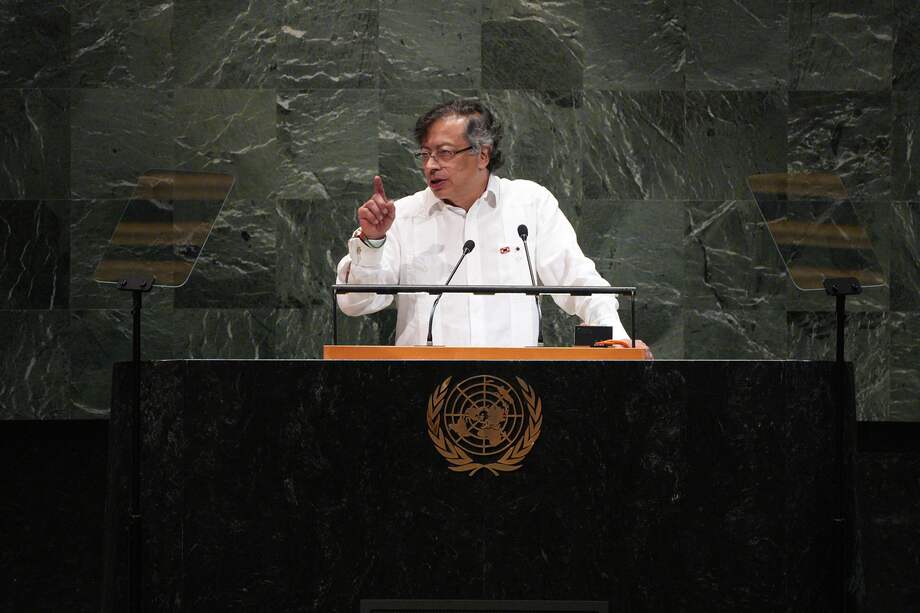 De su promesa de unir a las dos Colombias dada al calor de la victoria hace ya tres años queda muy poco, pues mutó a la posición que más parece disfrutar: estar en continua campaña política.