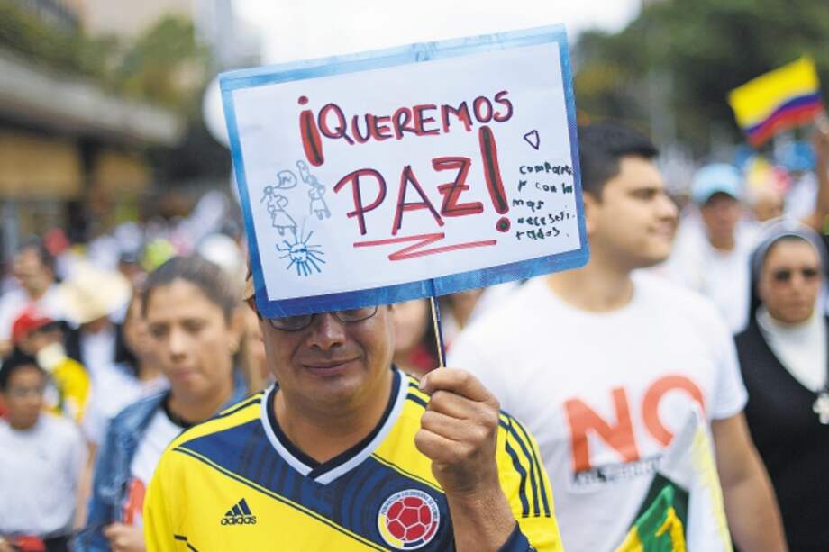 Los pañuelos blancos y los mensajes de afecto marcaron la movilización.