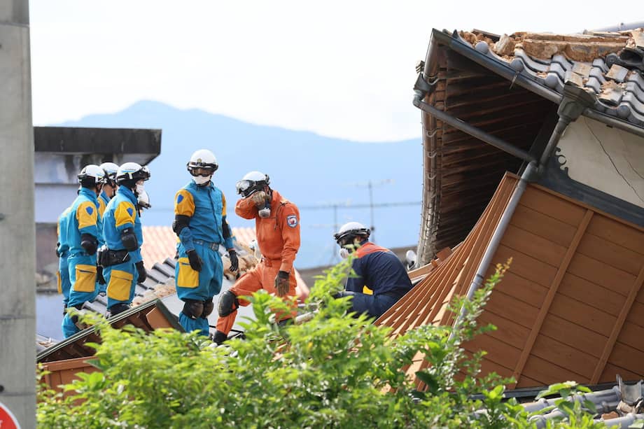 Continúan las labores de rescate en una vivienda derrumbada tras un fuerte terremoto en la ciudad japonesa de Yatsushiro, prefectura de Kumamoto.