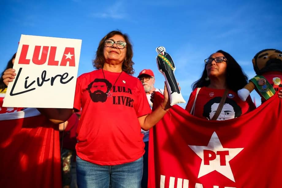 Simpatizantes de Lula claman por su salida de prisión. / AFP