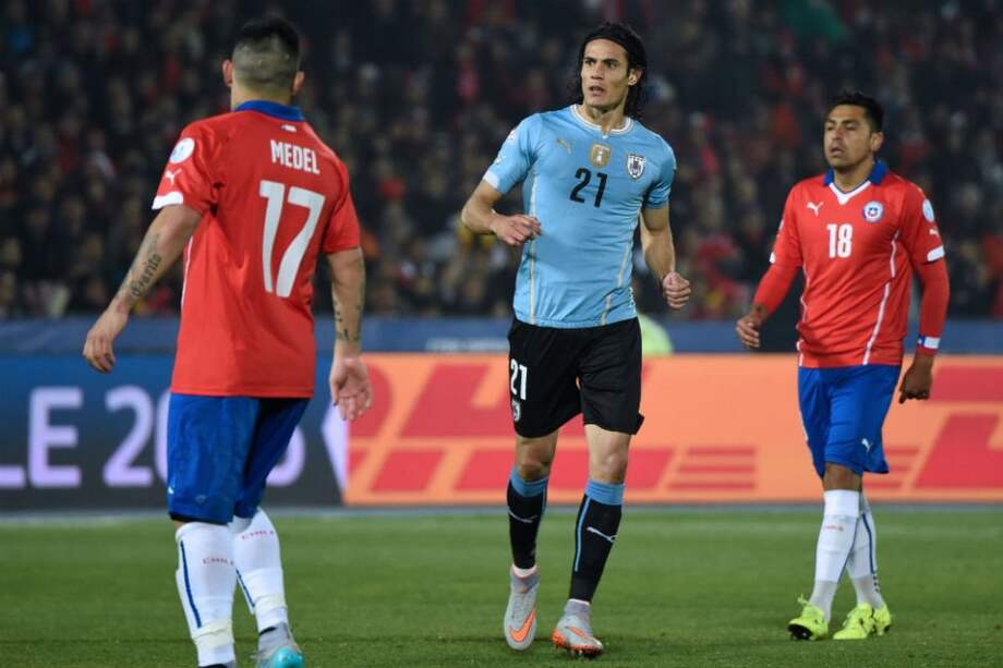 Gonzálo Jara (18) junto a Edinson Cavani. Foto: AFP