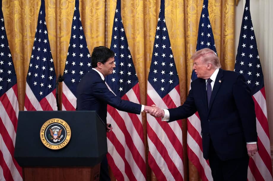 El presidente de Estados Unidos, Donald Trump, saluda al nuevo director de la Reserva Federal de Estados Unidos, Kevin Warsh, durante el juramento de este último en la Casa Blanca.