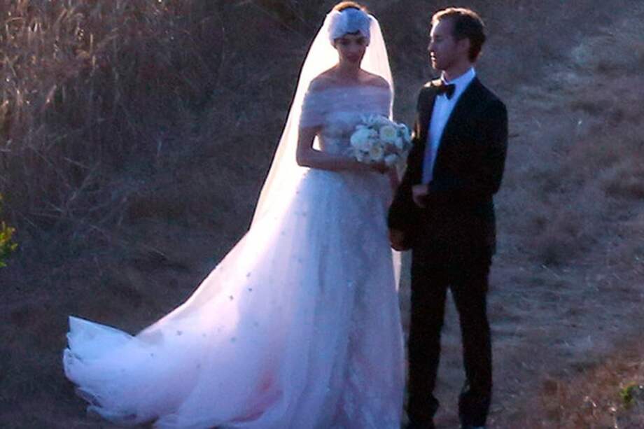 Anne Hathaway y Adam Shulman el día de su matrimonio. / Facebook.com/eonline