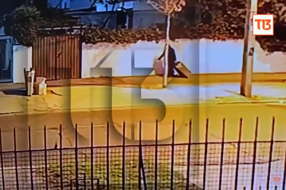 Fue a través de las imágenes de las cámaras de seguridad que las autoridades pudieron empezar la búsqueda y dar con el paradero de la mujer que dejó la maleta en la calle.