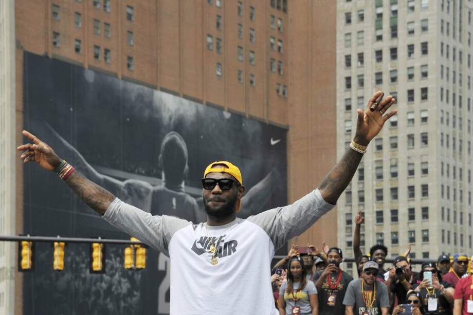 LeBron busca un contrato anual que puede oscilar entre los 30 millones de dólares. / AFP