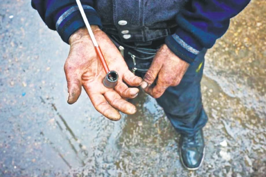 Algunos consumidores preparan el bazuco con papel aluminio y ceniza. Esta combinación mata neuronas. / Vice - Andy VC