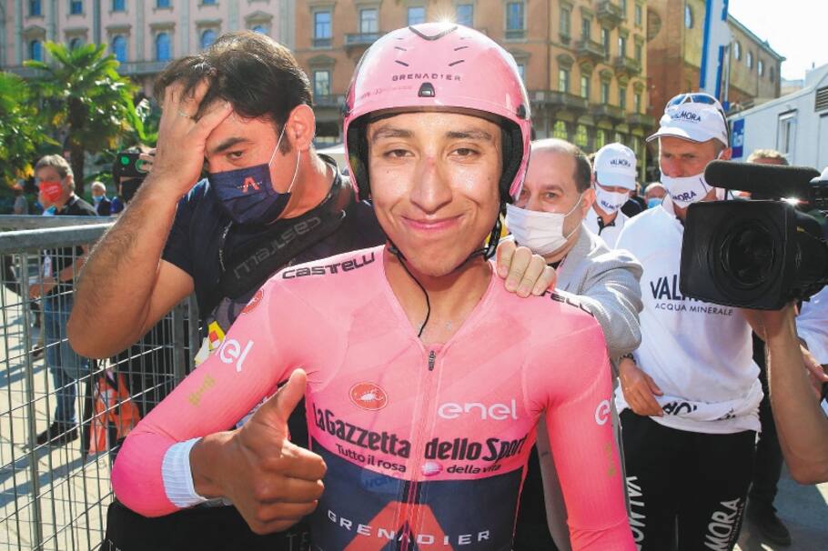 Overall leader Team Ineos rider Colombia's Egan Bernal celebrates after he crossed the finish line to win the Giro d'Italia 2021 cycling race, after the 21st and last stage of the Giro d'Italia 2021 cycling race, a 30.3km individual time trial between Senago and Milan on May 30, 2021. / AFP / Luca Bettini