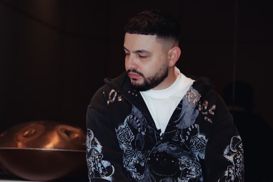 Aunque su nombre no siempre brilla en los titulares, el talento del hitmaker colombiano ha sido clave en éxitos como “Monotonía”, “Acróstico” y “Session #53” de Shakira, además de “Tusa” y “Provenza” de Karol G.