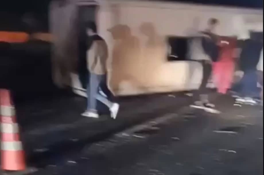 La movilidad continúa reducida a medio carril en la vía Tunja-Bogotá, a la altura del sector Alto del Tigre, tras el volcamiento de un bus que dejó 20 personas lesionadas.
