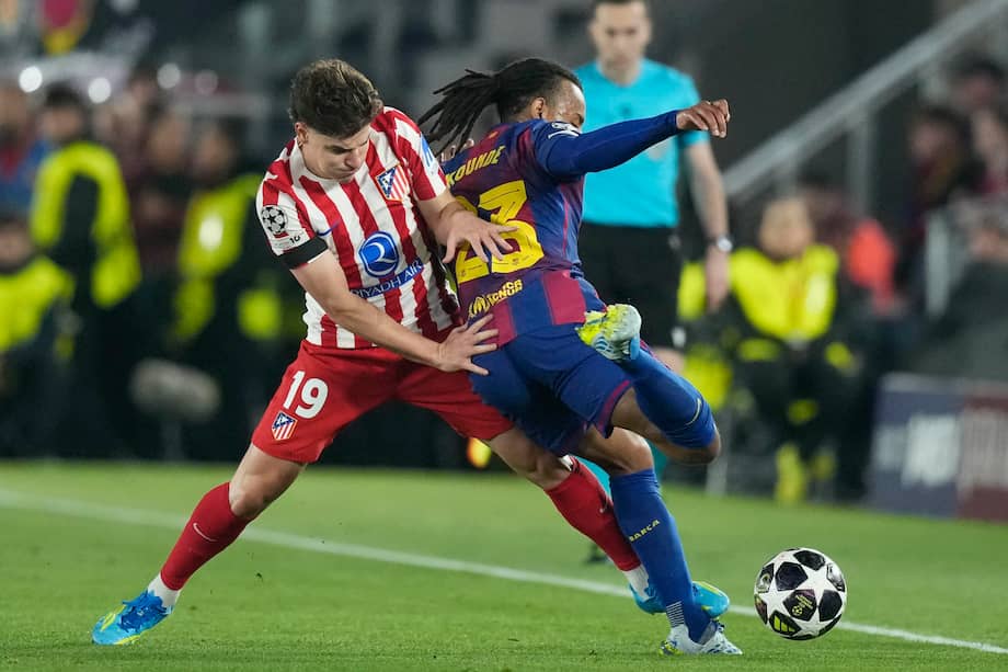 Julián Álvarez disputa un balón con Jules Koundé.