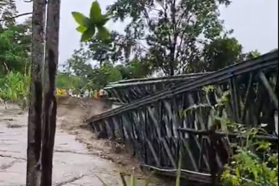 Imagen del video en redes sociales en el que se registra parte del colapso del puente sobre Caño Negro.