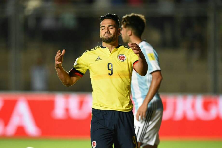Falcao lamenta un cabezazo que salió por arriba de la portería de Romero. Foto: AFP
