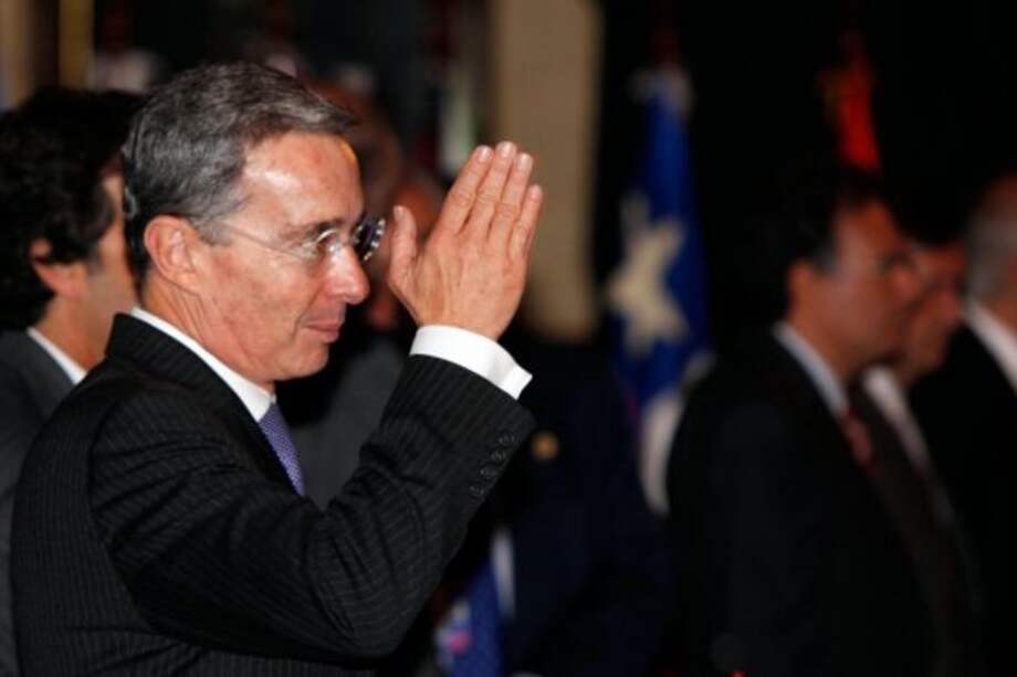 Uribe comparó a Óscar Iván Zuluaga con el presidente Santos tras anuncio de reelección