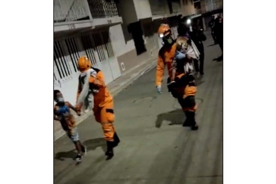 Uniformados de la Defensa Civil auxiliaron menores de edad y familias de los barrios Aures y Prados del Sur que habían sido afectados por los gases lacrimógenos.