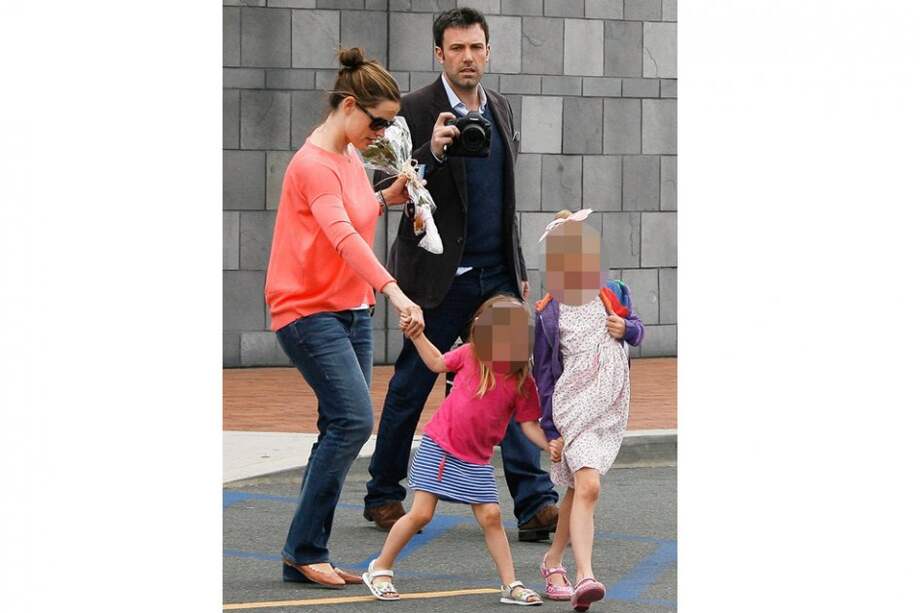 Ben Affleck pasea con Jennifer Garner y dos de sus hijos. / Bang Showbiz