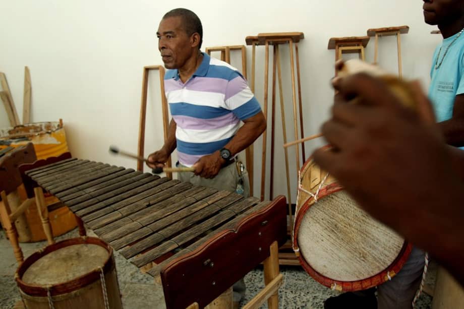 El músico colombiano Baudilio Cuama durante una de las prácticas con "el piano de la selva"./ EFE