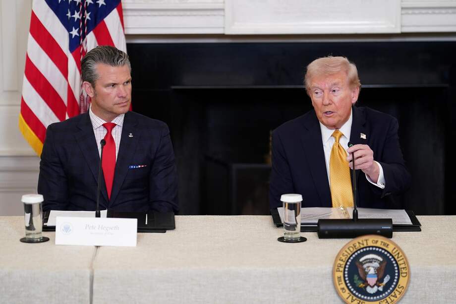 El secretario de Guerra de EE. UU., Pete Hegseth (izq.), escucha al presidente Donald Trump (der.) hablar durante una mesa redonda con el Grupo de Trabajo de Seguridad Nacional en el Comedor de Estado de la Casa Blanca en Washington, D. C., EE. UU., el 23 de octubre de 2025.