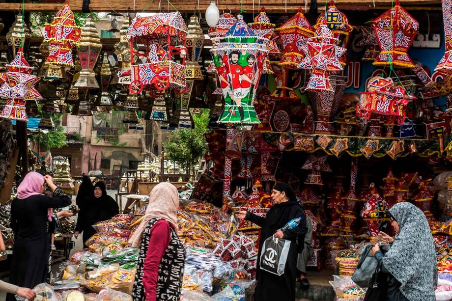 En una calle de El Cairo se exhiben las lámparas llamadas “fanous” para el Ramadán./ AFP