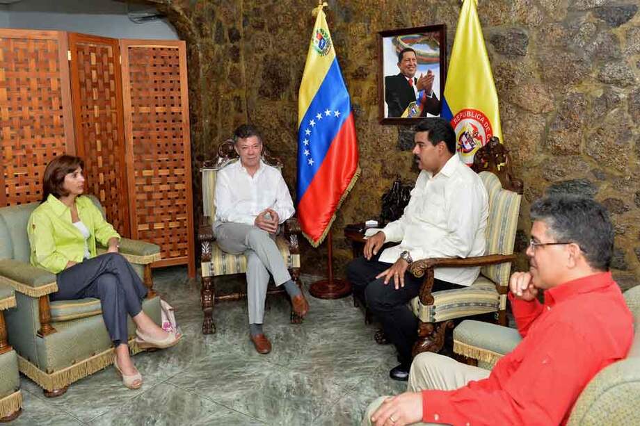 Los presidente Juan Manuel Santos y Nicolás Maduro, y los cancilleres María Ángela Holguín y Elías Jaua, durante la reunión en Puerto Ayacucho. / Presidencia