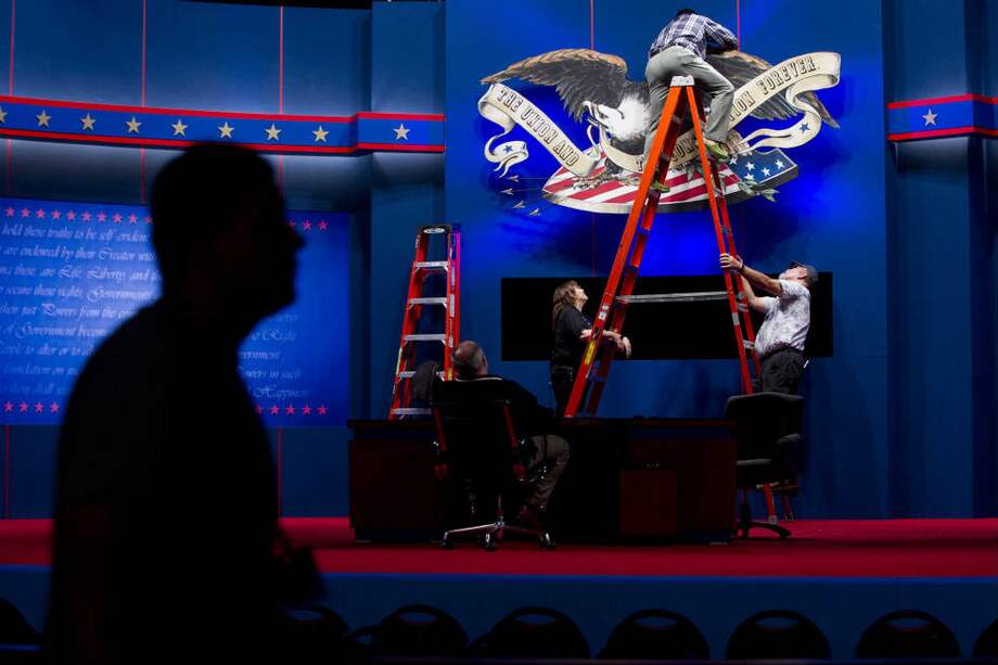 Trabajadores ultiman los detalles en el Centro de Artes de la Universidad de Lynn, donde esta noche será el debate. /AFP